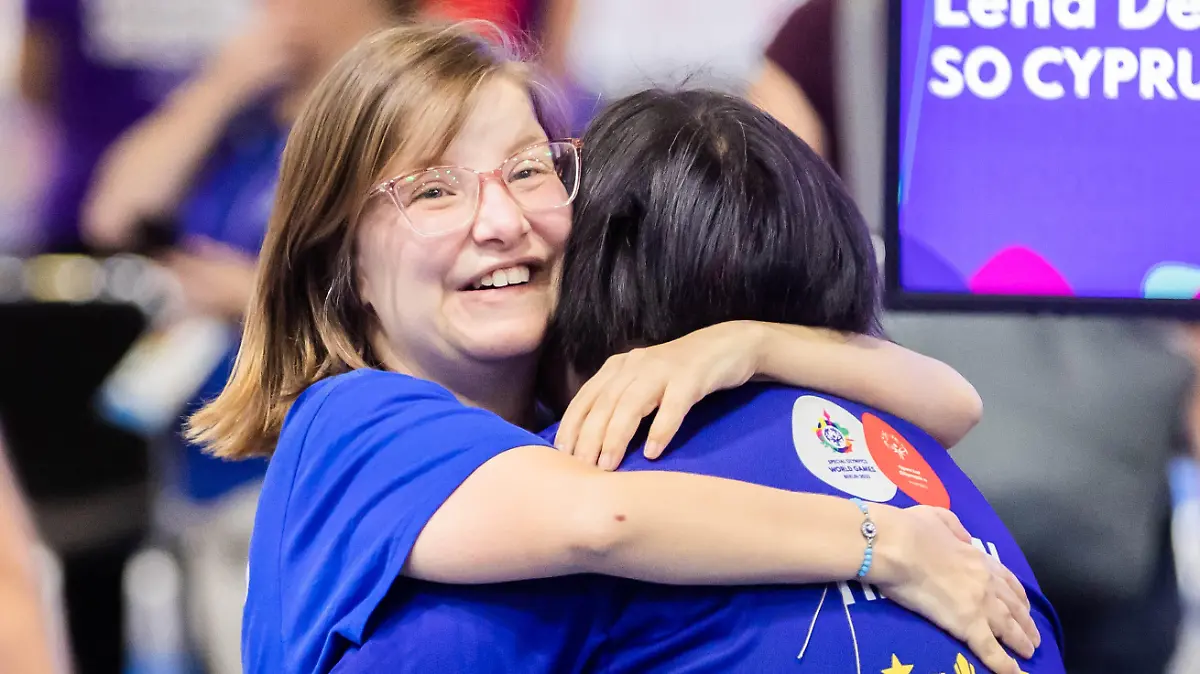 Behindertensport: Special Olympics, World Games, Boccia , Frauen einzeln, F11, Goldmedaillen Match. Lena Demetra Elfving aus Zypern (l) und Kamille Therese Tingzon von den Philippen, umarmen sich nach dem Spiel.