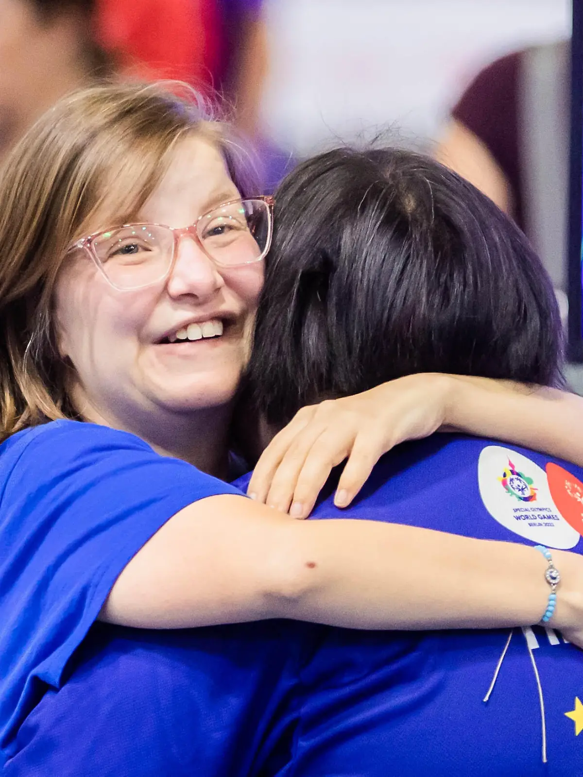 Behindertensport: Special Olympics, World Games, Boccia , Frauen einzeln, F11, Goldmedaillen Match. Lena Demetra Elfving aus Zypern (l) und Kamille Therese Tingzon von den Philippen, umarmen sich nach dem Spiel.