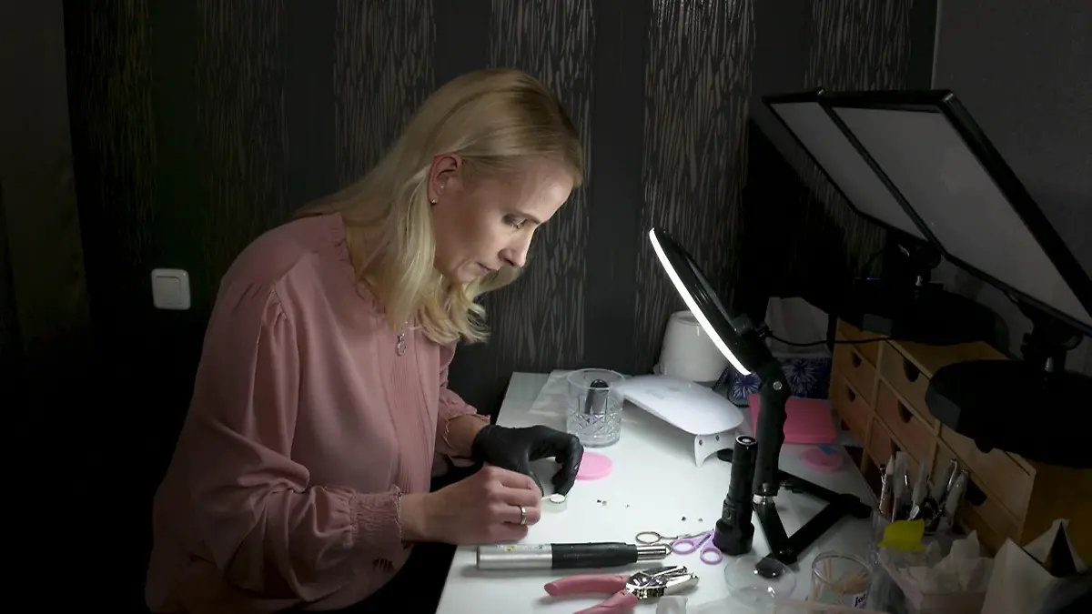 Designer stellt Schmuck aus Fell und Asche her. Besondere Erinnerungen nach dem Tod