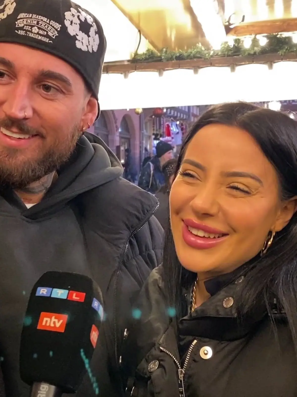 Mike Heiter und Leyla Lahouar im RTL-Interview auf dem Frankfurter Weihnachtsmarkt