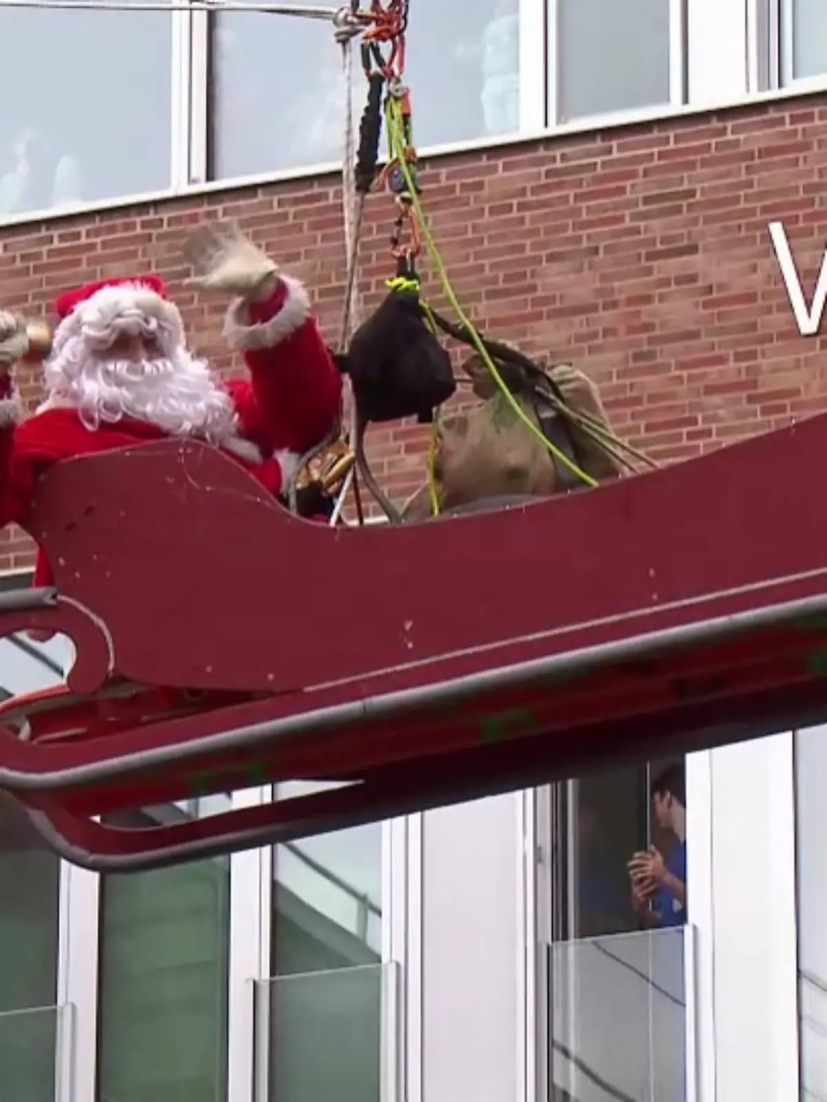 Bild zu: "Nikolaus und Superhelden überraschen Krankenhaus-Kinder"