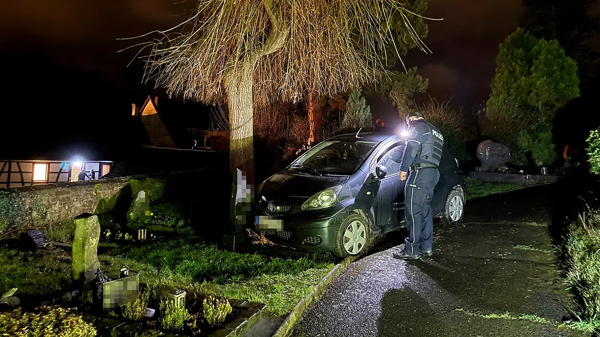 Ein Autofahrer flieht vor der Polizei in Euskirchen. Seine Fahrt endet schließlich auf einem Friedhof.