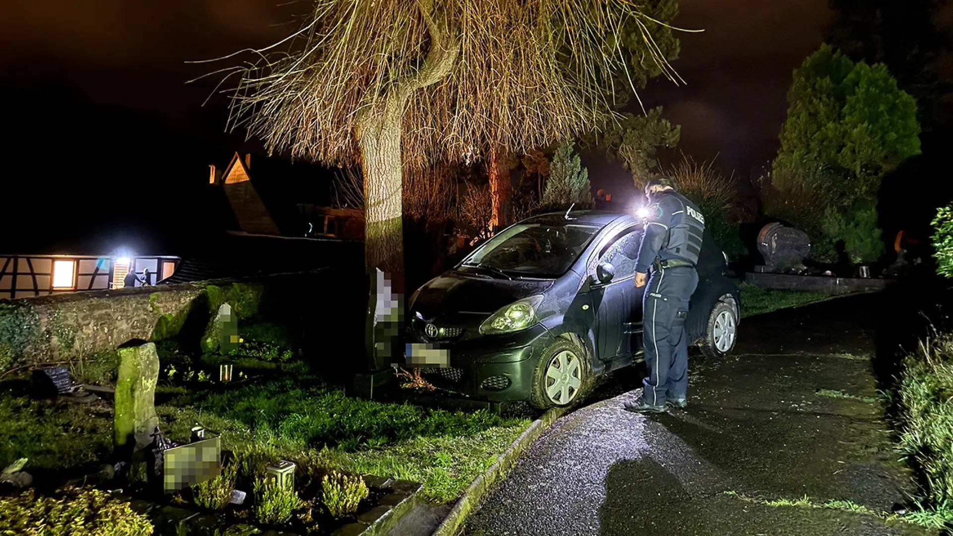 Ein Autofahrer flieht vor der Polizei in Euskirchen. Seine Fahrt endet schließlich auf einem Friedhof.