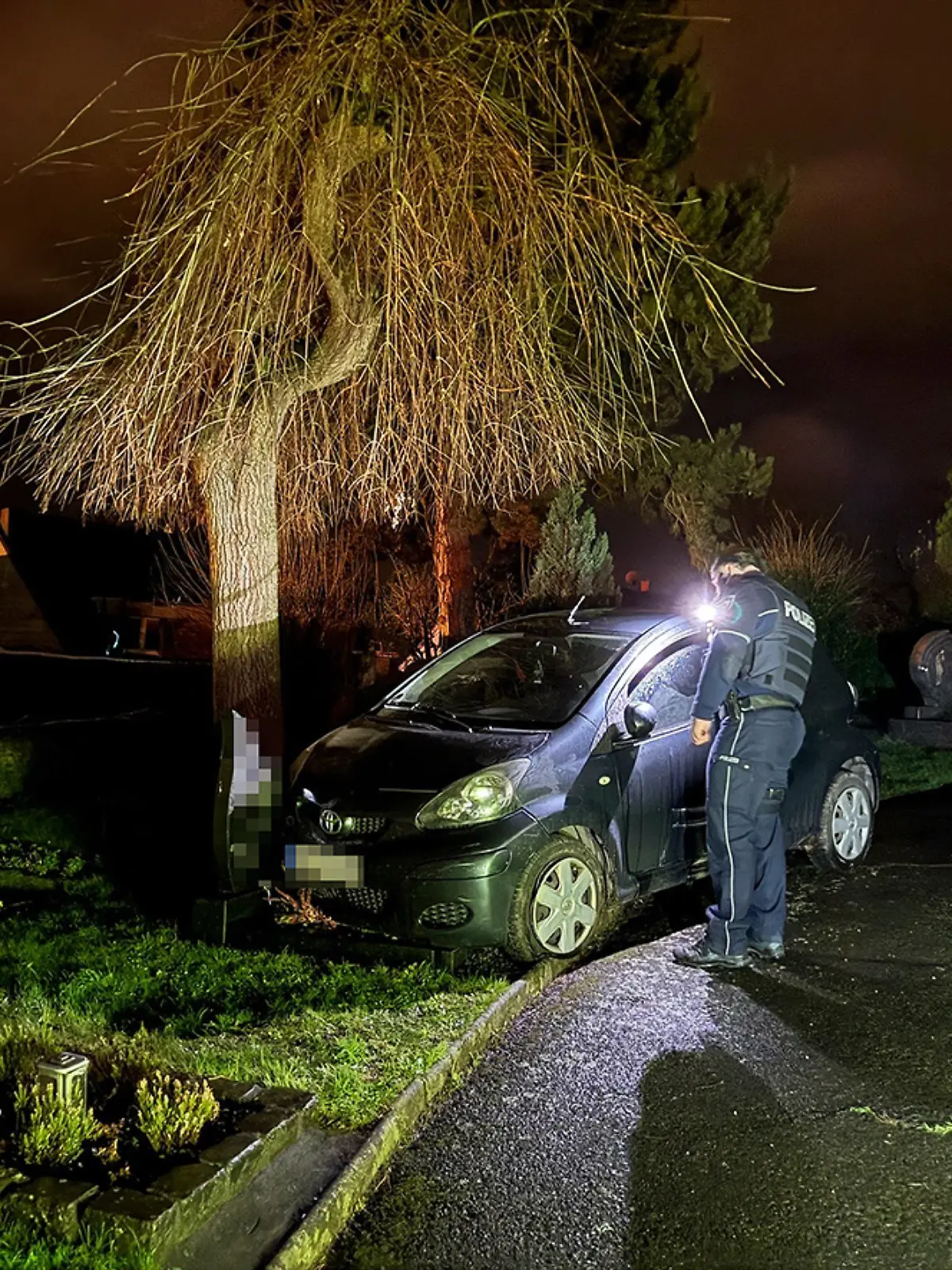 Ein Autofahrer flieht vor der Polizei in Euskirchen. Seine Fahrt endet schließlich auf einem Friedhof. 