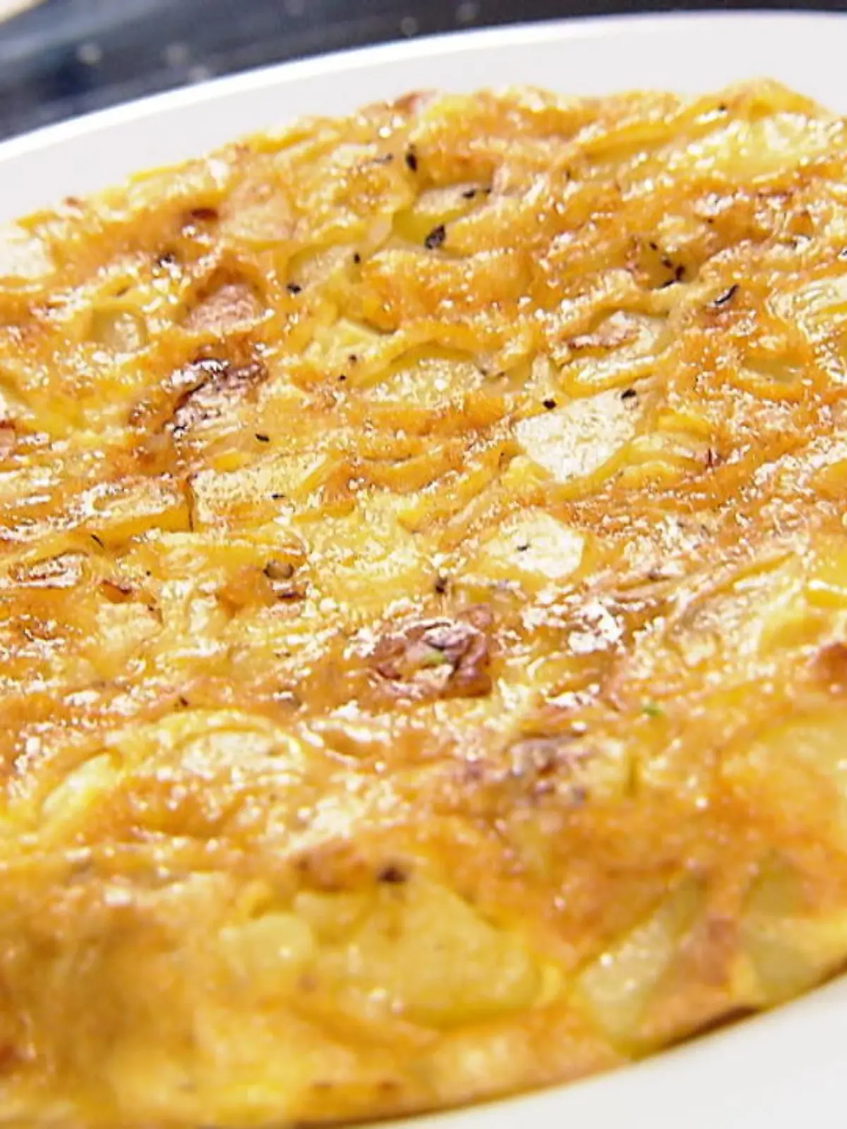 Für das Original-Spanien-Feeling: Im Video zeigen wir Schritt für Schritt, wie die leckere Tortilla aus Kartoffeln und Ei zubereitet wird.