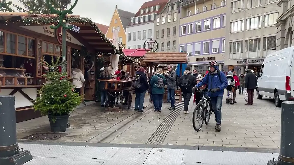 Ein Zugang zum Augsburger Christkindlesmarkt.