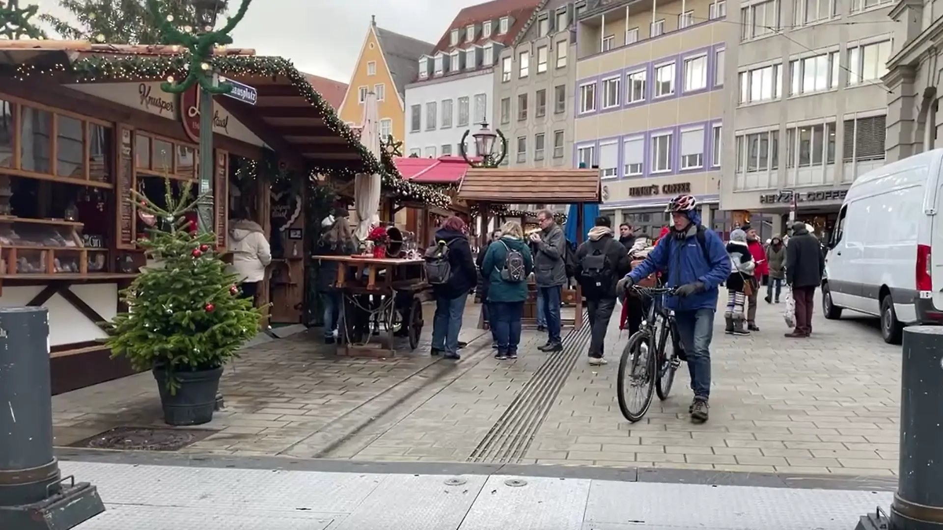 Ein Zugang zum Augsburger Christkindlesmarkt.