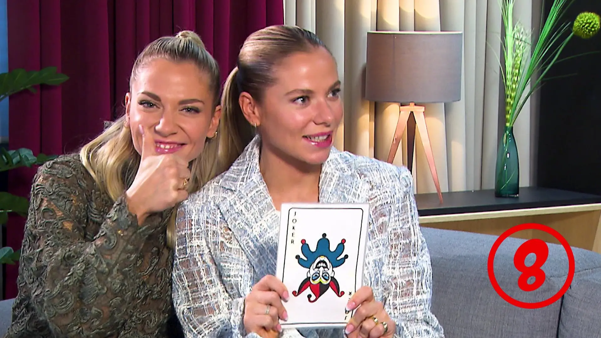Bei Frage 8 ziehen Valentina und Cheyenne Pahde mal lieber ihren Joker.
