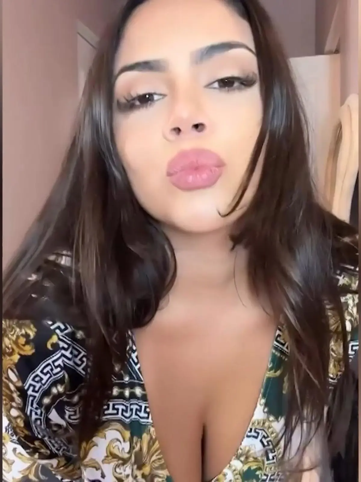 Bild zu: "OnlyFans-Model macht Single-Männern festliches Angebot"