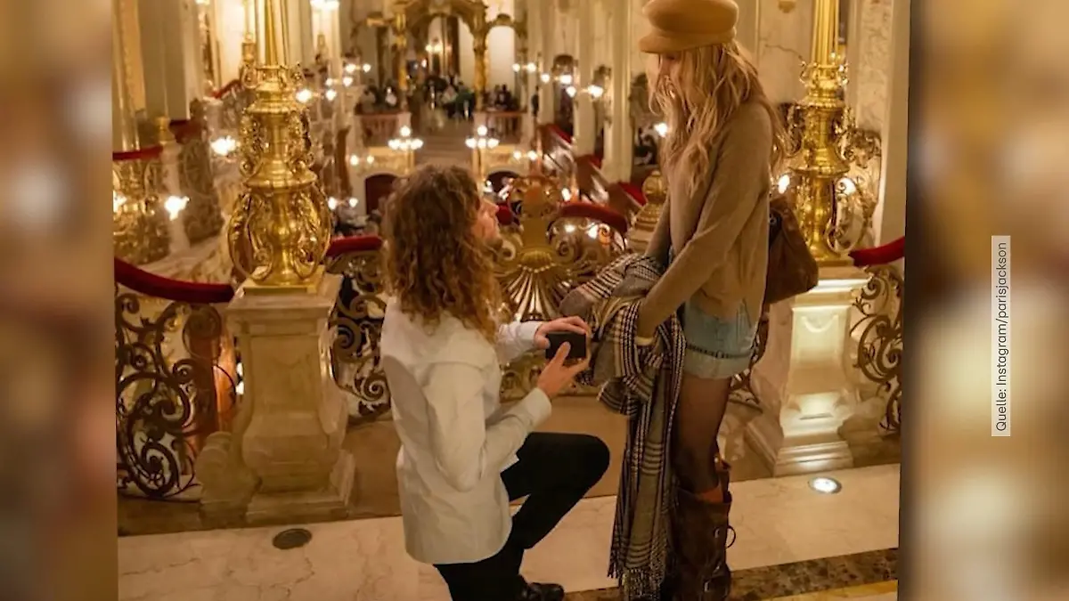 Paris Jackson tritt zum ersten Mal mit ihrem Partner Justin auf. Nicht nur vergeben, sondern auch verlobt