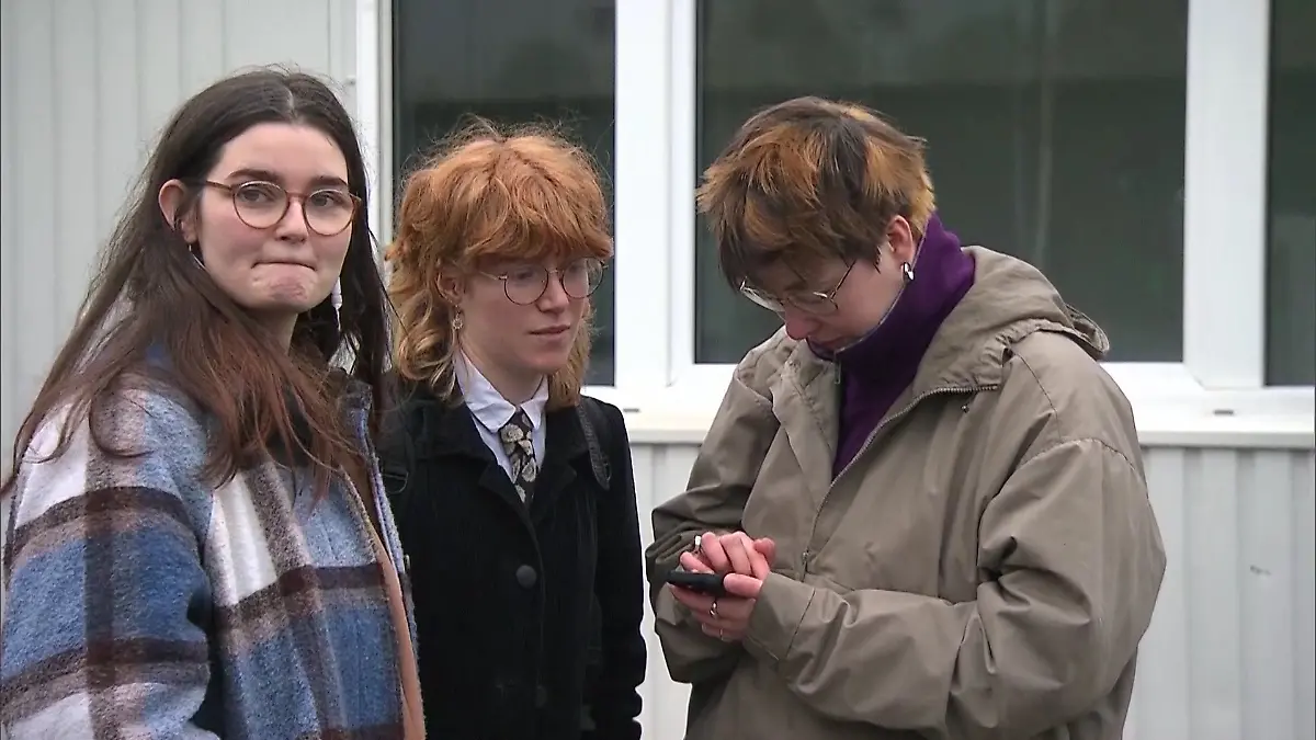 Drei Frauen stehen vor dem Landgericht Itzehoe.