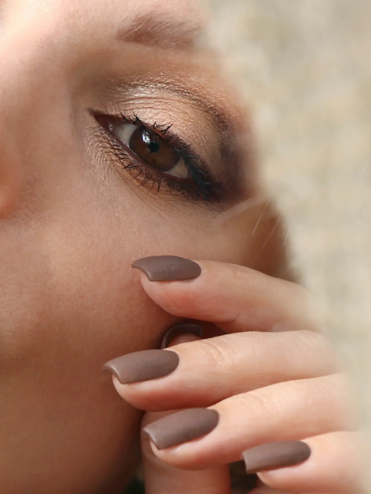 „Mocha Mousse” ist Farbe des Jahres! Wie bekommen wir den Ton auf die Nägel?
