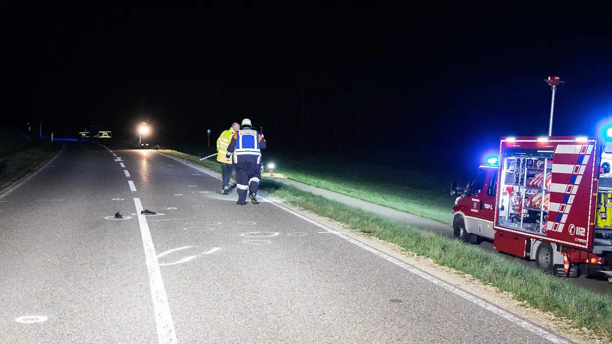 16.04.2022, Bayern, Allenberg: Polizei und Feuerwehr suchen das Unfallareal ab. Eine 23 Jahre alte Fußgängerin ist in Schiltberg (Landkreis Aichach-Friedberg) mutmaßlich von einem Auto erfasst worden und ums Leben gekommen. Zeugen hätten die junge Frau am frühen Samstagmorgen mit schweren Verletzungen auf einem Gehweg gefunden, teilte die Polizei mit. Ein Notarzt habe ihr nicht mehr helfen können.
Es sei davon auszugehen, dass die Frau aus dem Landkreis Neuburg-Schrobenhausen von einem Auto angefahren worden sei. Der Fahrer sei nach dem Zusammenstoß am frühen Samstagmorgen offenbar von der Unfallstelle im Ortsteil Allenberg geflüchtet, teilte die Polizei weiter mit. Foto: Schmelzer/vifogra/dpa +++ dpa-Bildfunk +++
