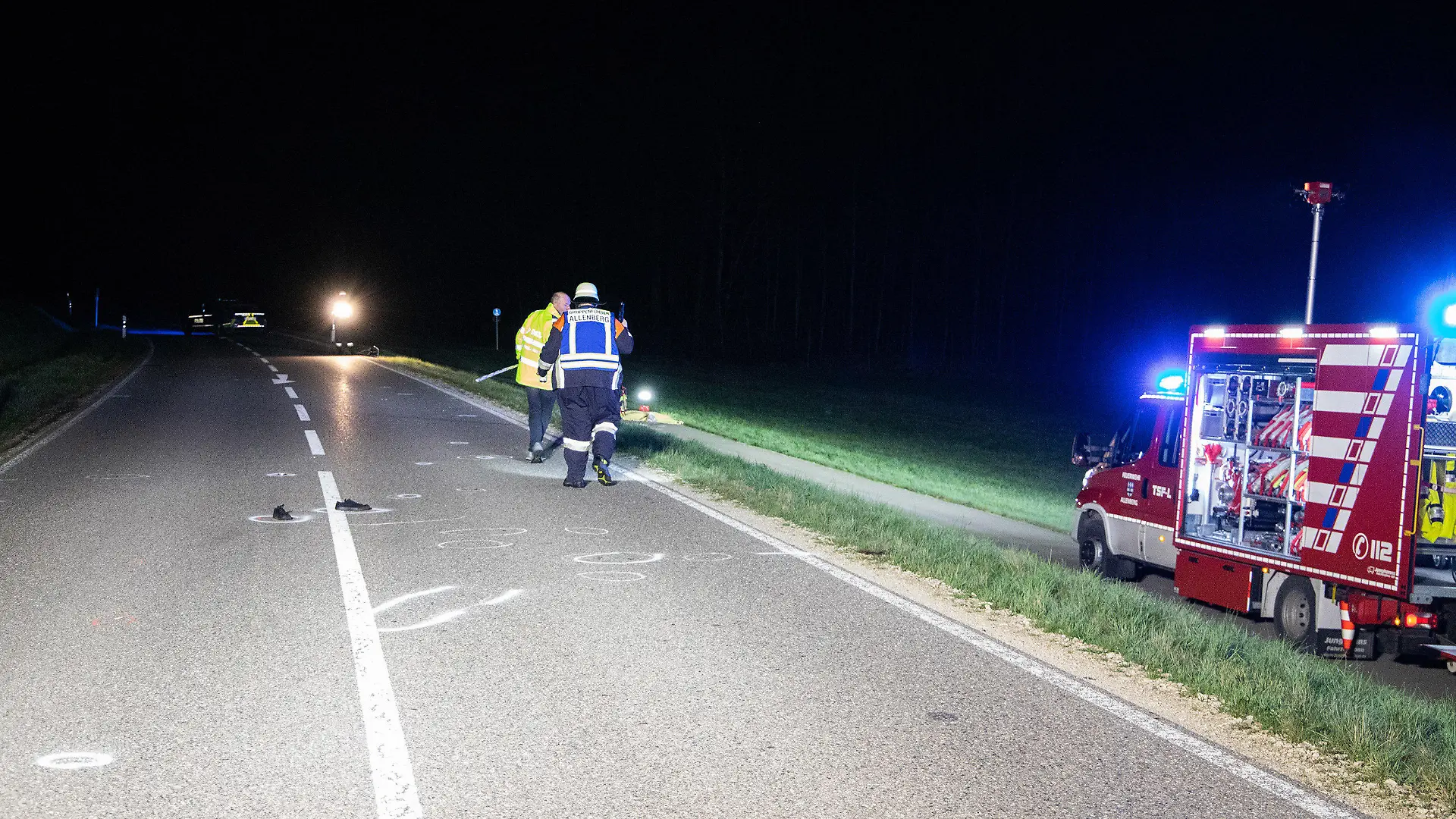 16.04.2022, Bayern, Allenberg: Polizei und Feuerwehr suchen das Unfallareal ab. Eine 23 Jahre alte Fußgängerin ist in Schiltberg (Landkreis Aichach-Friedberg) mutmaßlich von einem Auto erfasst worden und ums Leben gekommen. Zeugen hätten die junge Frau am frühen Samstagmorgen mit schweren Verletzungen auf einem Gehweg gefunden, teilte die Polizei mit. Ein Notarzt habe ihr nicht mehr helfen können.
Es sei davon auszugehen, dass die Frau aus dem Landkreis Neuburg-Schrobenhausen von einem Auto angefahren worden sei. Der Fahrer sei nach dem Zusammenstoß am frühen Samstagmorgen offenbar von der Unfallstelle im Ortsteil Allenberg geflüchtet, teilte die Polizei weiter mit. Foto: Schmelzer/vifogra/dpa +++ dpa-Bildfunk +++