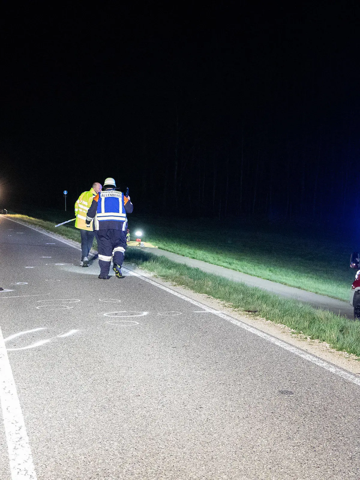 16.04.2022, Bayern, Allenberg: Polizei und Feuerwehr suchen das Unfallareal ab. Eine 23 Jahre alte Fußgängerin ist in Schiltberg (Landkreis Aichach-Friedberg) mutmaßlich von einem Auto erfasst worden und ums Leben gekommen. Zeugen hätten die junge Frau am frühen Samstagmorgen mit schweren Verletzungen auf einem Gehweg gefunden, teilte die Polizei mit. Ein Notarzt habe ihr nicht mehr helfen können.
Es sei davon auszugehen, dass die Frau aus dem Landkreis Neuburg-Schrobenhausen von einem Auto angefahren worden sei. Der Fahrer sei nach dem Zusammenstoß am frühen Samstagmorgen offenbar von der Unfallstelle im Ortsteil Allenberg geflüchtet, teilte die Polizei weiter mit. Foto: Schmelzer/vifogra/dpa +++ dpa-Bildfunk +++