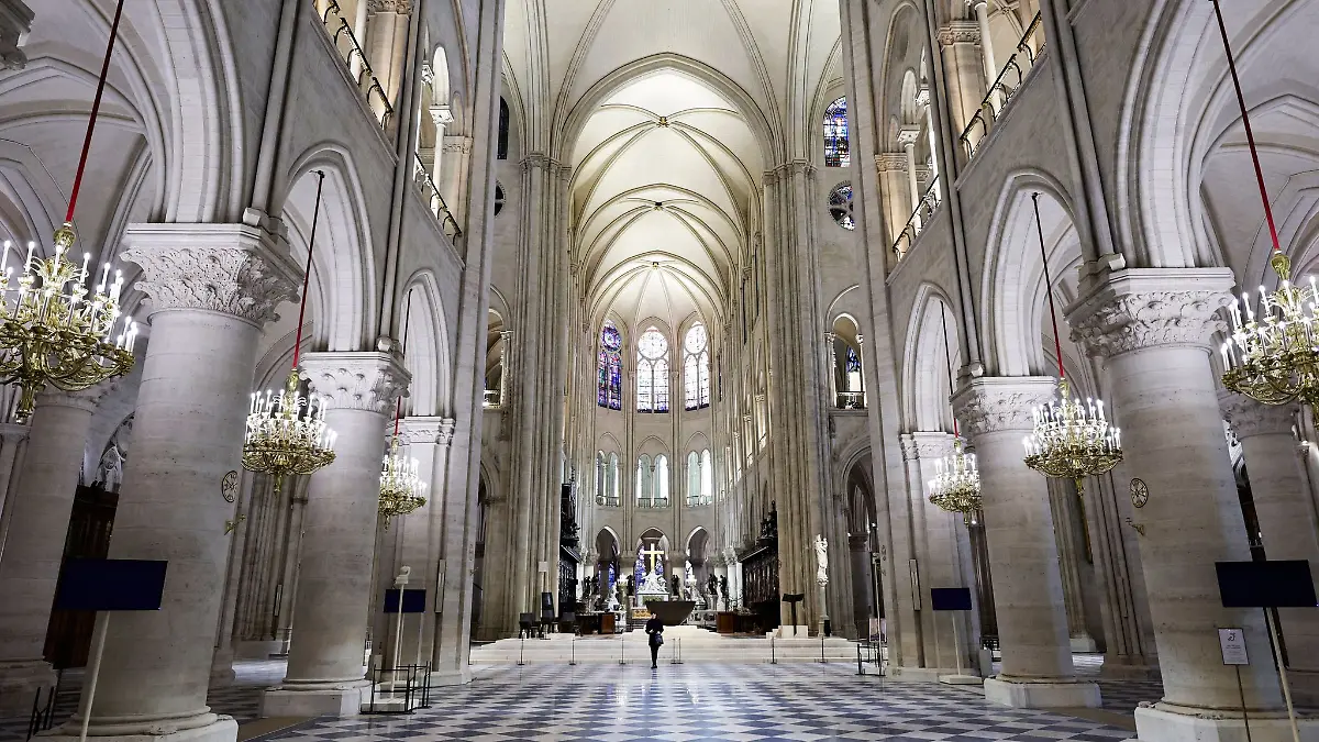 Das Wetter spielt bei der Eröffnung der Kathedrale Notre-Dame nicht mit.