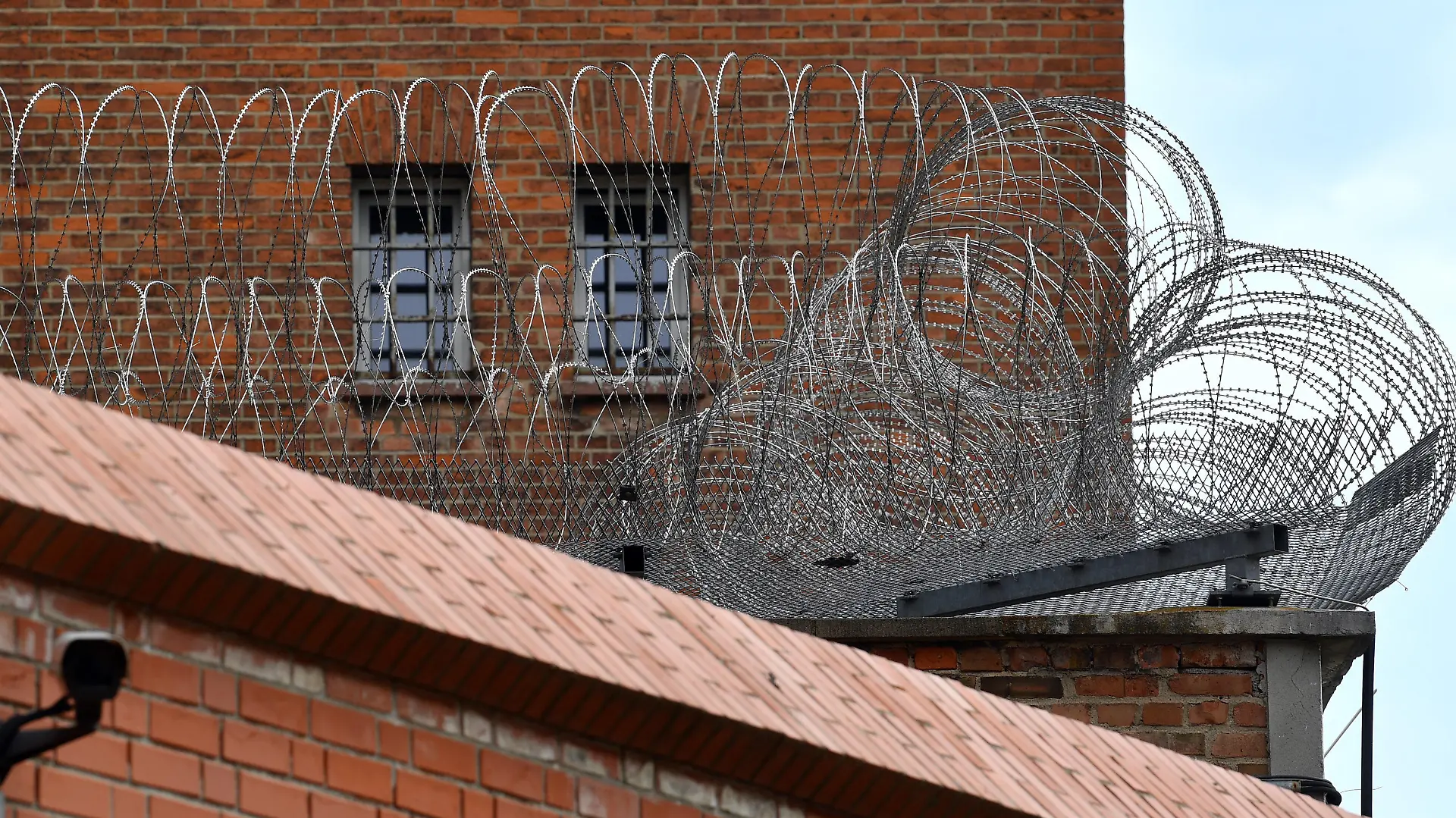 ARCHIV - 04.06.2020, Sachsen-Anhalt, Halle (Saale): Blick auf die Justizvollzugsanstalt Halle/Saale. Gefangene sitzen hier hinter hohen Mauern ihre Strafe ab. Handy-, Drogenschmuggel und Körperverletzungen sind in Sachsen-Anhalts Gefängnissen nach wie vor ein Problem. (zu dpa: «Drogen, Handys und Körperverletzungen in Gefängnissen bleiben Problem») Foto: Hendrik Schmidt/dpa-Zentralbild/dpa +++ dpa-Bildfunk +++