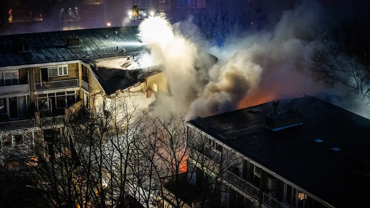 Die Rettungsdienste sind am Tarwekamp, wo ein großes Feuer wütet.
