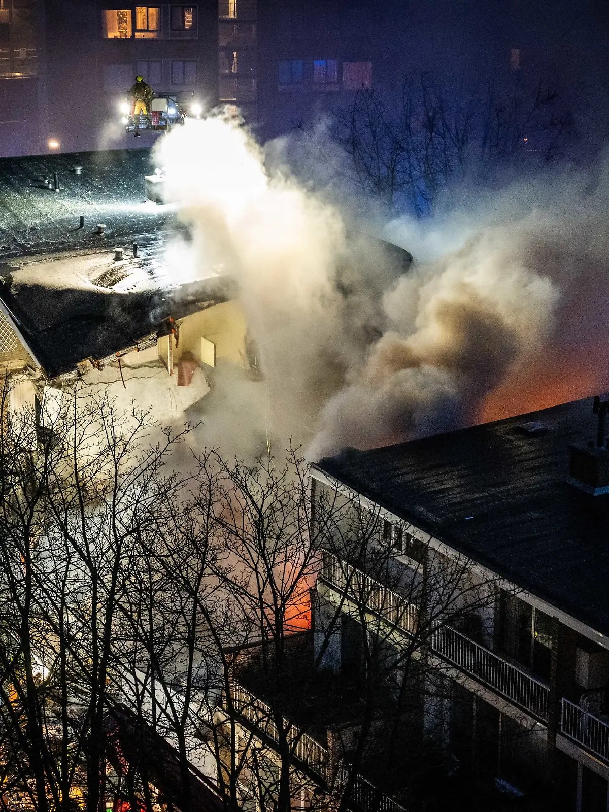 Die Rettungsdienste sind am Tarwekamp, wo ein großes Feuer wütet.  