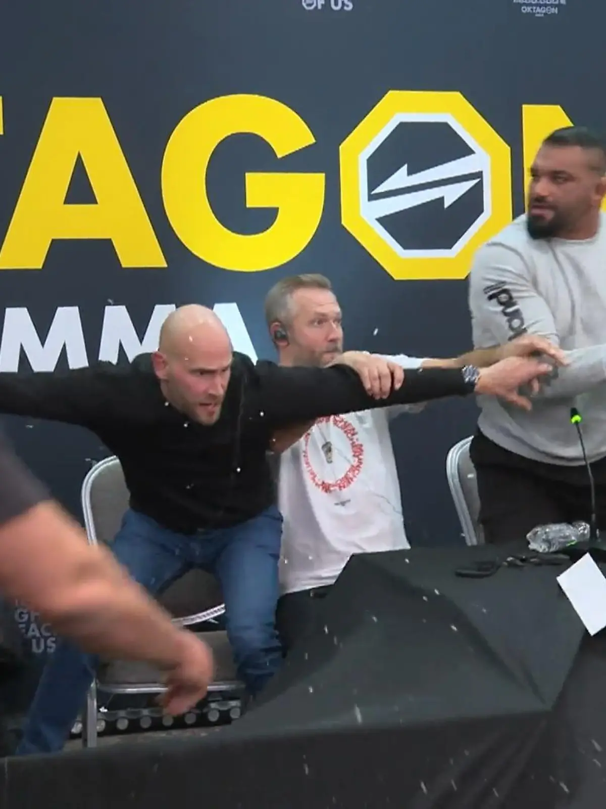 Bild zu: "Riesen-Eklat: MMA-Stars rasten komplett aus"