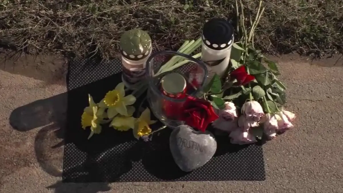 Eine Straße zwischen den bayerischen Dörfern Allenberg und Höfarten: Immer wieder kommen Menschen an den Unfallort und legen Blumen nieder.