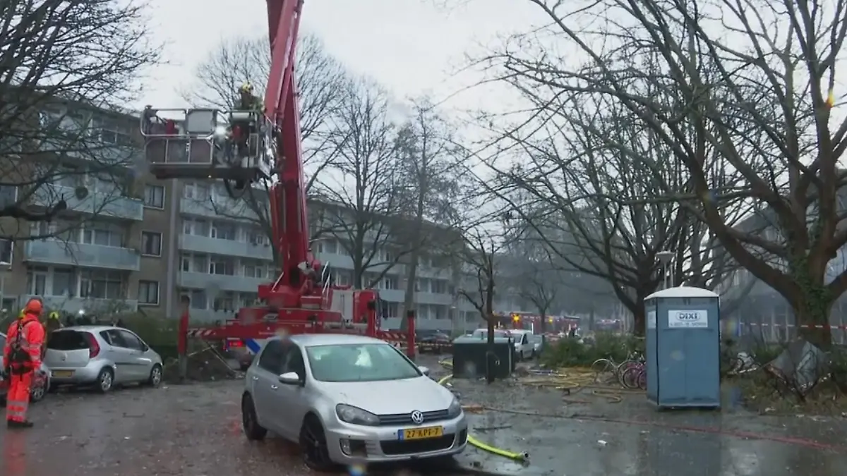 Ein Kranwagen steht in einer Wohnstraße.