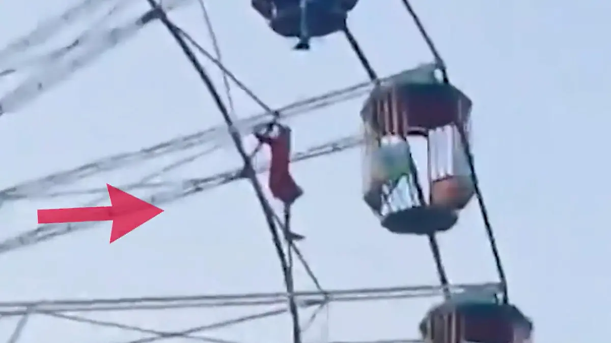 In einer Höhe von 18 Metern! Schülerin (13) wird aus der Gondel geschleudert. Sie baumelt am Riesenrad