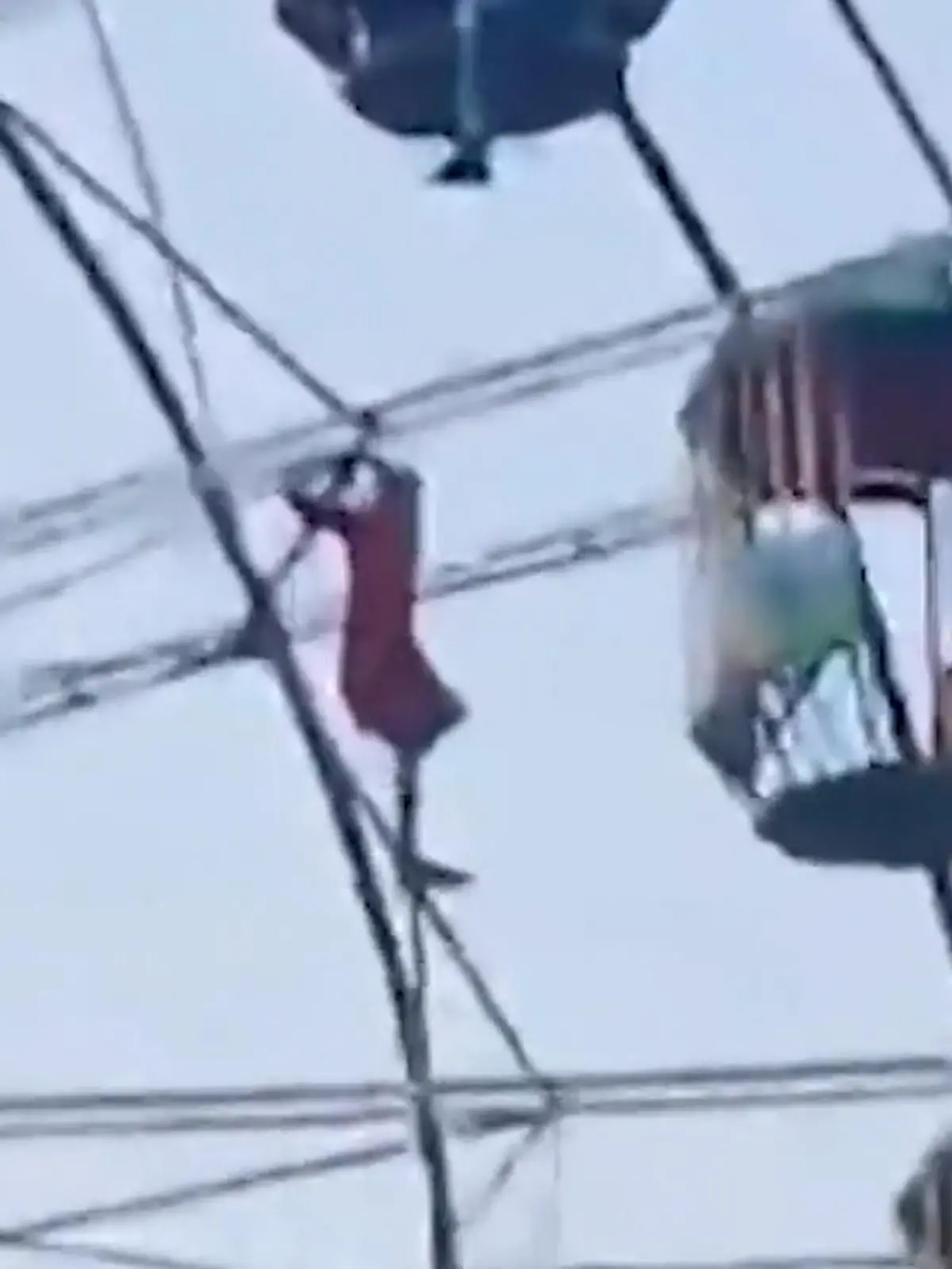 Bild zu: "Sie baumelt am Riesenrad! Schülerin (13) aus Gondel geschleudert"
