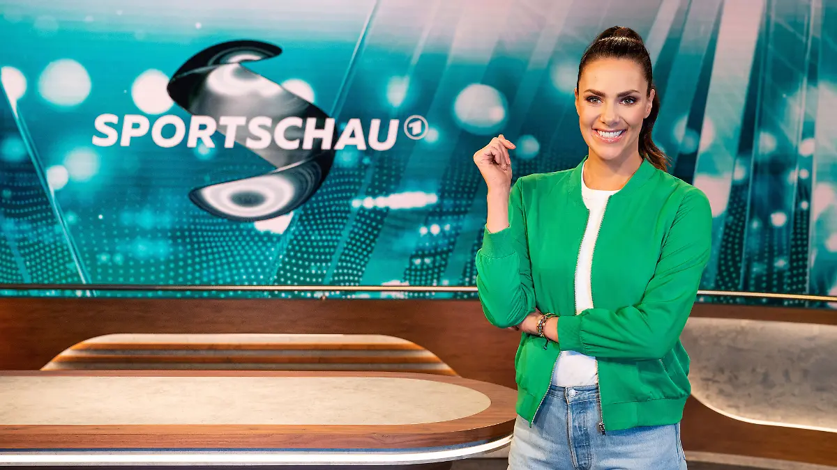 Esther Sedlaczek ist die regelmäßige Moderatorin der ARD-Sportschau. Das Foto zeigt sie im Studio des WDR in Köln