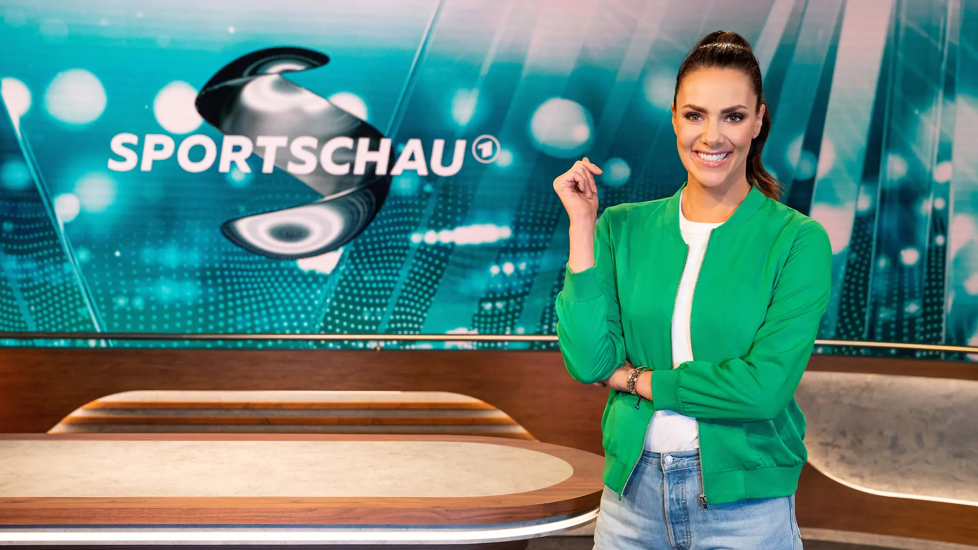 Esther Sedlaczek ist die regelmäßige Moderatorin der ARD-Sportschau. Das Foto zeigt sie im Studio des WDR in Köln