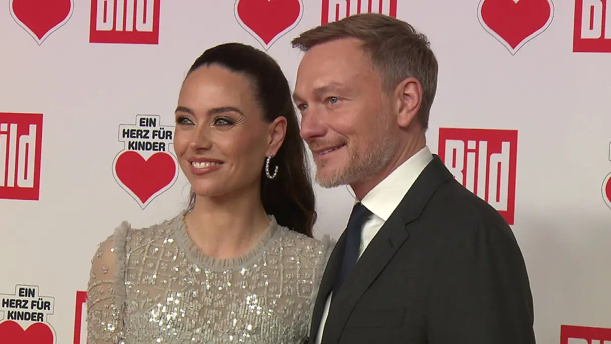 Franca Lehfeldt und Christian Lindner strahlen bei „Ein Herz für Kinder” um die Wette.