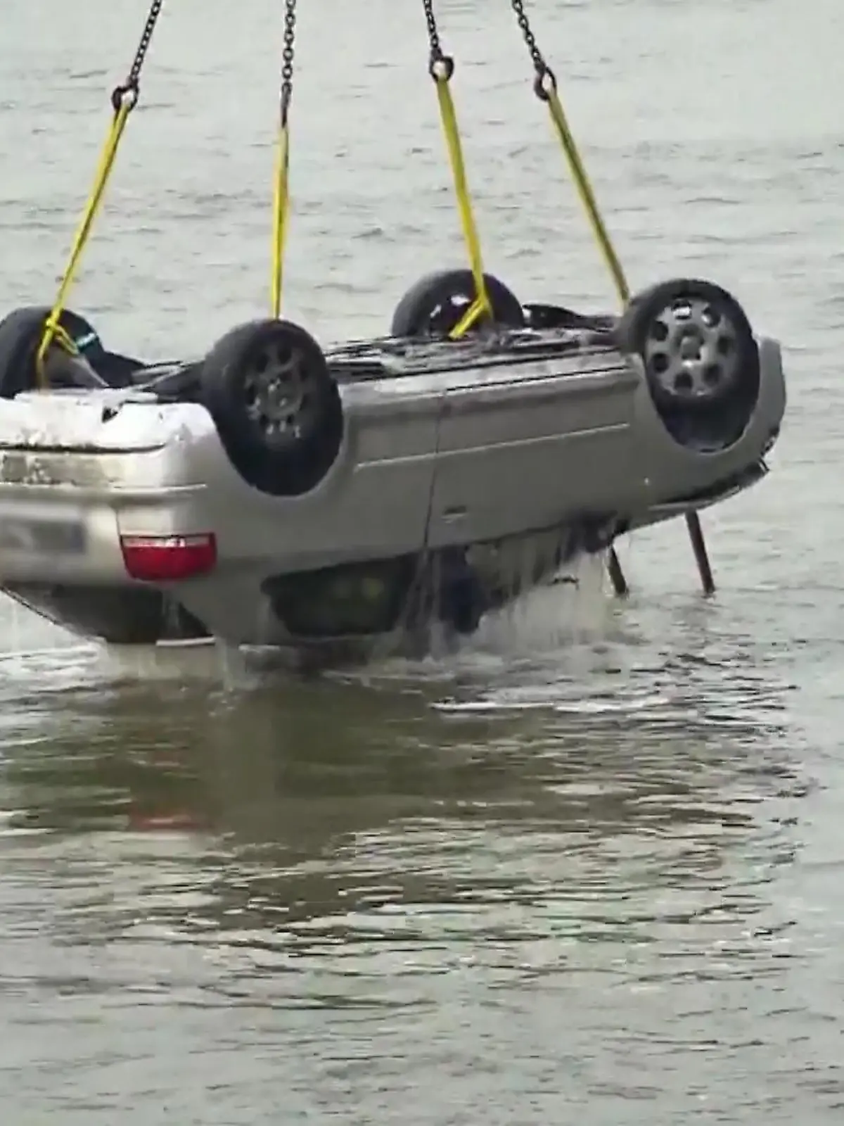 Bild zu: "Auto in Rhein gefahren"