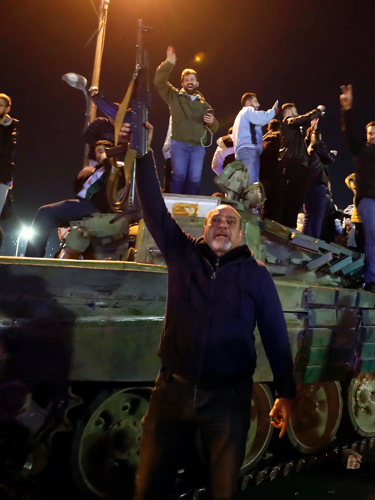 Die Aufständischen drangen in Damaskus ein und verkündeten die Befreiung der Stadt von Assad