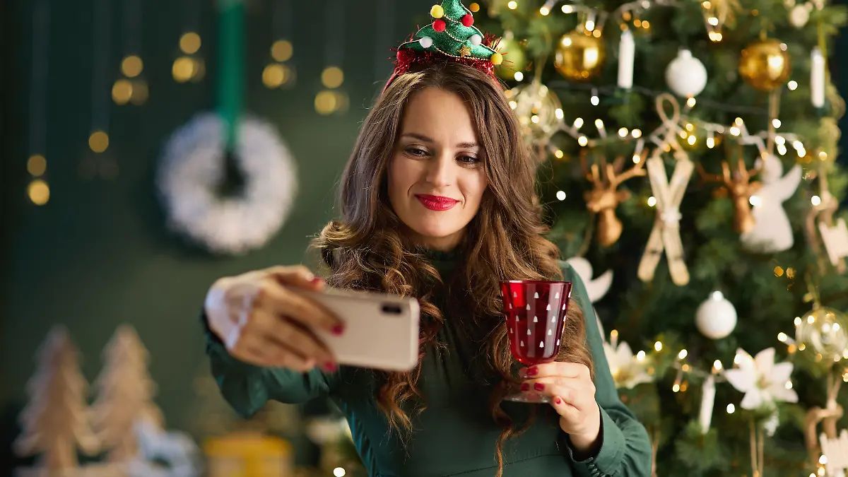 Eine Frau macht an Weihnachten ein Selfie.