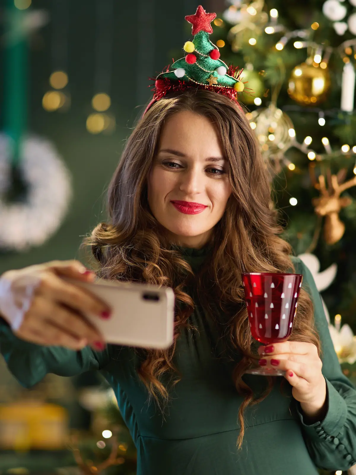 Eine Frau macht an Weihnachten ein Selfie.