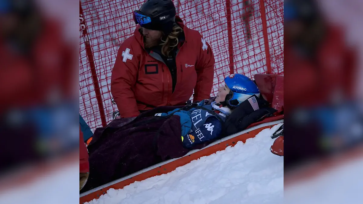 Mikaela Shiffrin wird nach ihrem Sturz in Killington, Vermont von der Piste abtransportiert.
