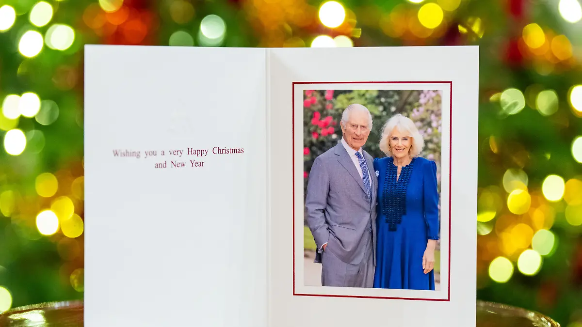 Das im April 2024 in den Gärten des Buckingham Palastes von Millie Pilkington aufgenommene Foto von König Charles III. und Königin Camilla schmückt die Weihnachtskarte des britischen Königspaares für das Jahr 2024. «Wir wünschen frohe Weihnachten und ein gutes neues Jahr», heißt es in der Karte, die vor einem Weihnachtsbaum im Buckingham Palast fotografiert wurde