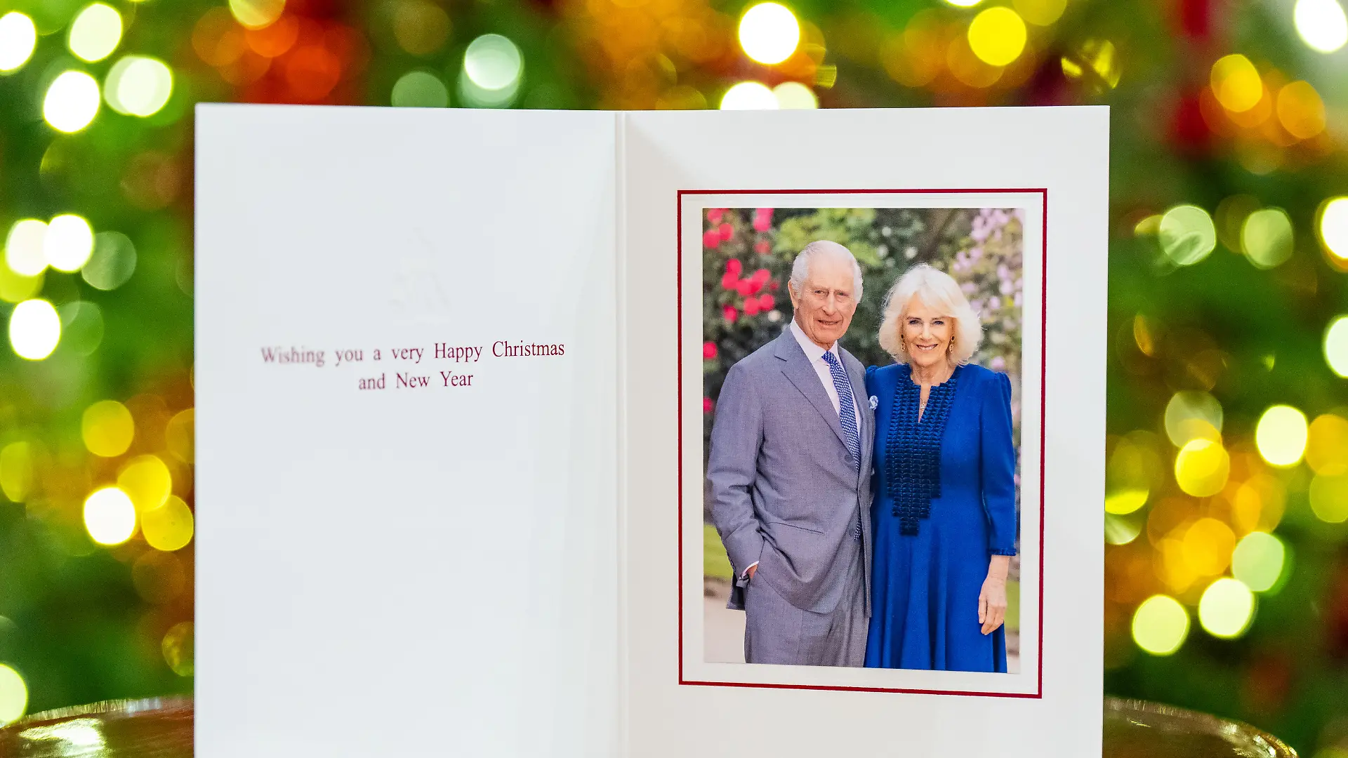 Das im April 2024 in den Gärten des Buckingham Palastes von Millie Pilkington aufgenommene Foto von König Charles III. und Königin Camilla schmückt die Weihnachtskarte des britischen Königspaares für das Jahr 2024. «Wir wünschen frohe Weihnachten und ein gutes neues Jahr», heißt es in der Karte, die vor einem Weihnachtsbaum im Buckingham Palast fotografiert wurde