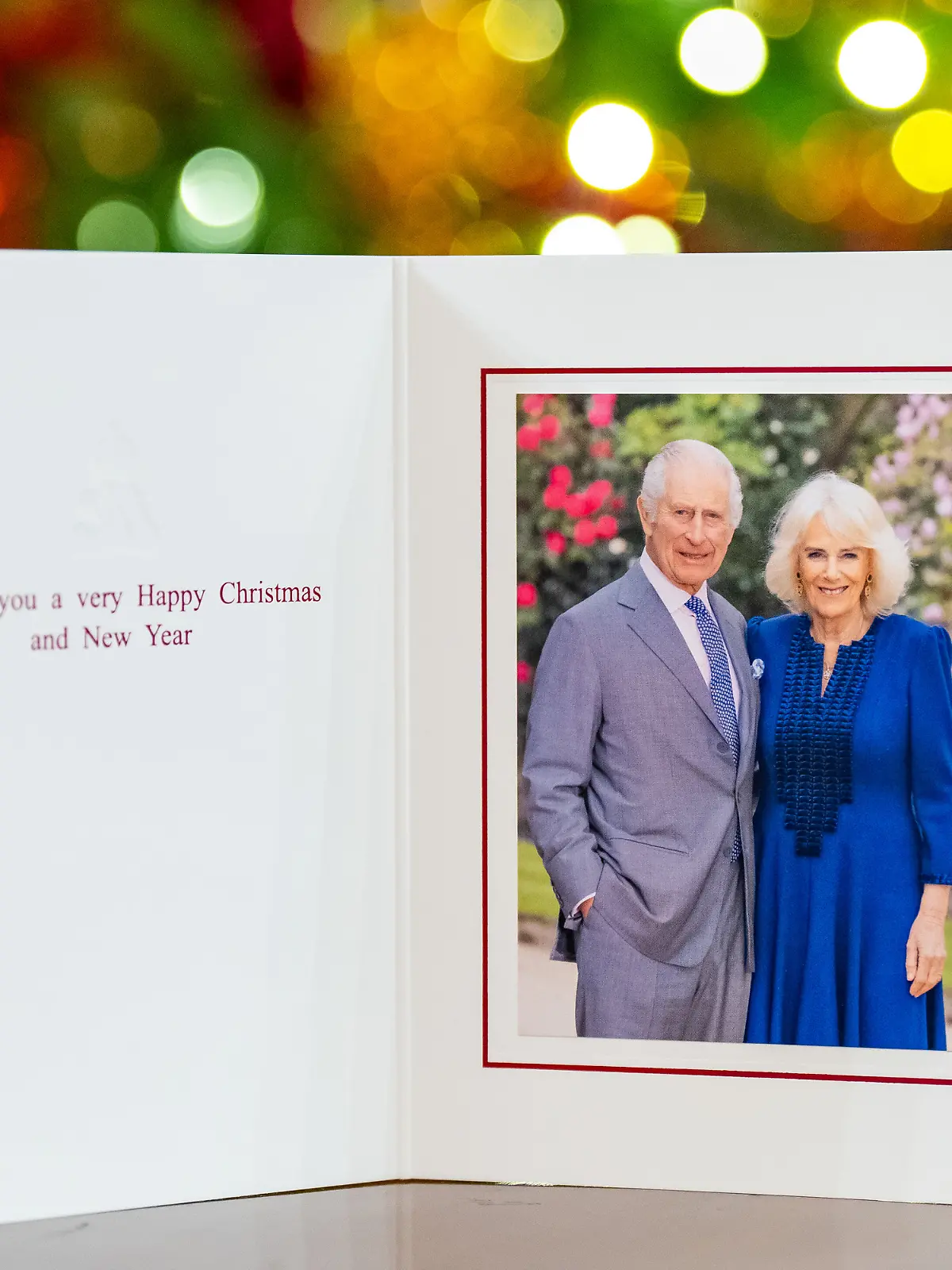 Das im April 2024 in den Gärten des Buckingham Palastes von Millie Pilkington aufgenommene Foto von König Charles III. und Königin Camilla schmückt die Weihnachtskarte des britischen Königspaares für das Jahr 2024. «Wir wünschen frohe Weihnachten und ein gutes neues Jahr», heißt es in der Karte, die vor einem Weihnachtsbaum im Buckingham Palast fotografiert wurde