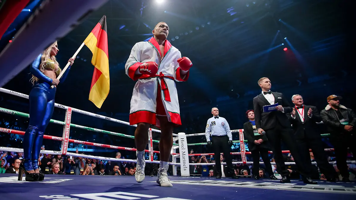 Mahmoud Charr gegen Kubrat Pulev (v.) beim WM-Kampf im Schwergewicht in Sofia.