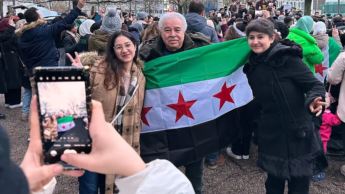 Menschen feiern in Rostock den Sturz des Machthabers Assad in Syrien.