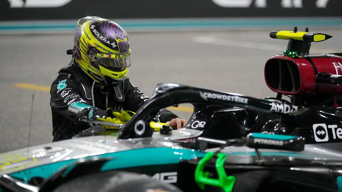 Mercedes-Pilot Lewis Hamilton kniet vor seinem Auto nach dem letzten Saisonrennen in Abu Dhabi.