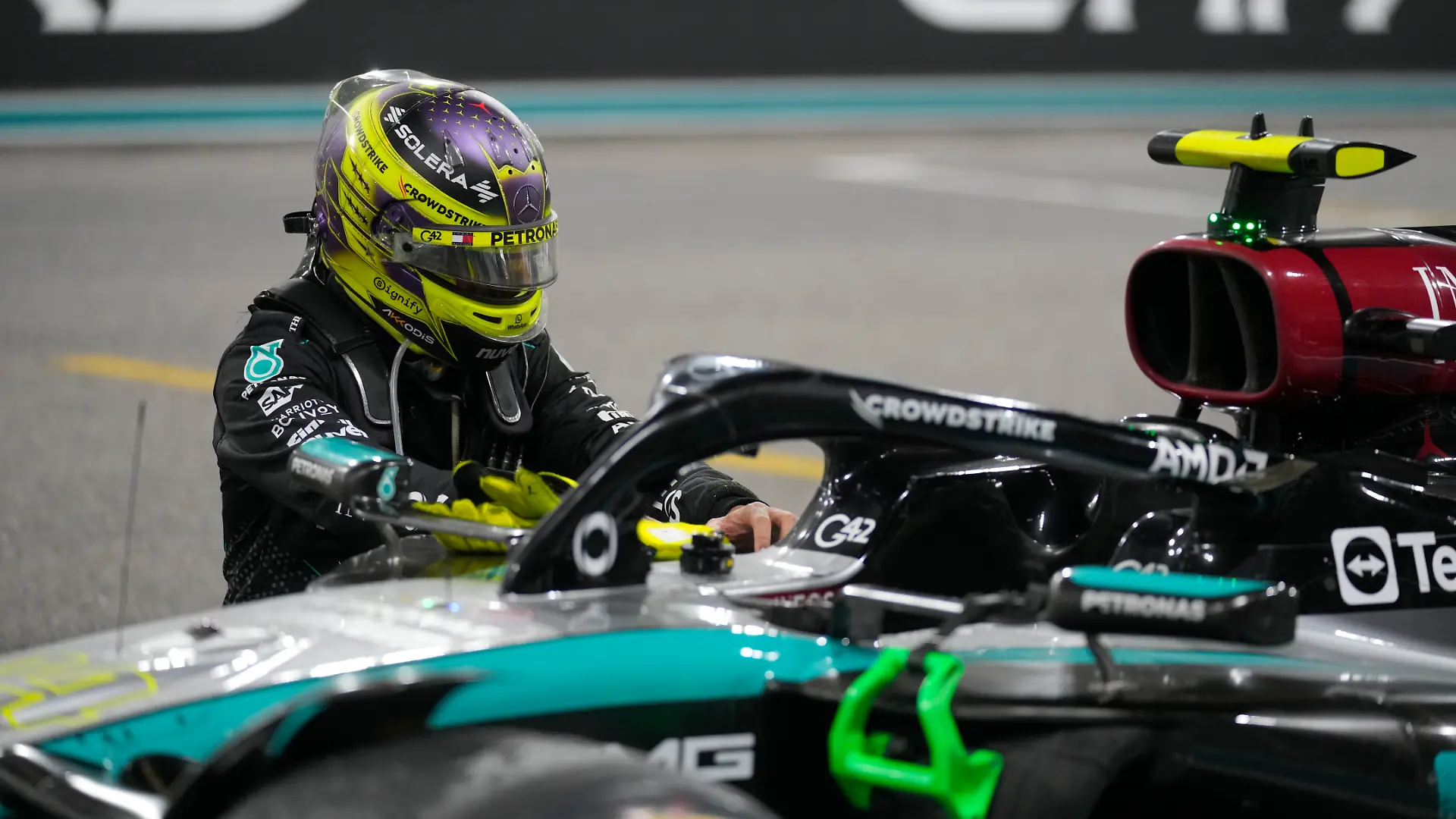 Mercedes-Pilot Lewis Hamilton kniet vor seinem Auto nach dem letzten Saisonrennen in Abu Dhabi.