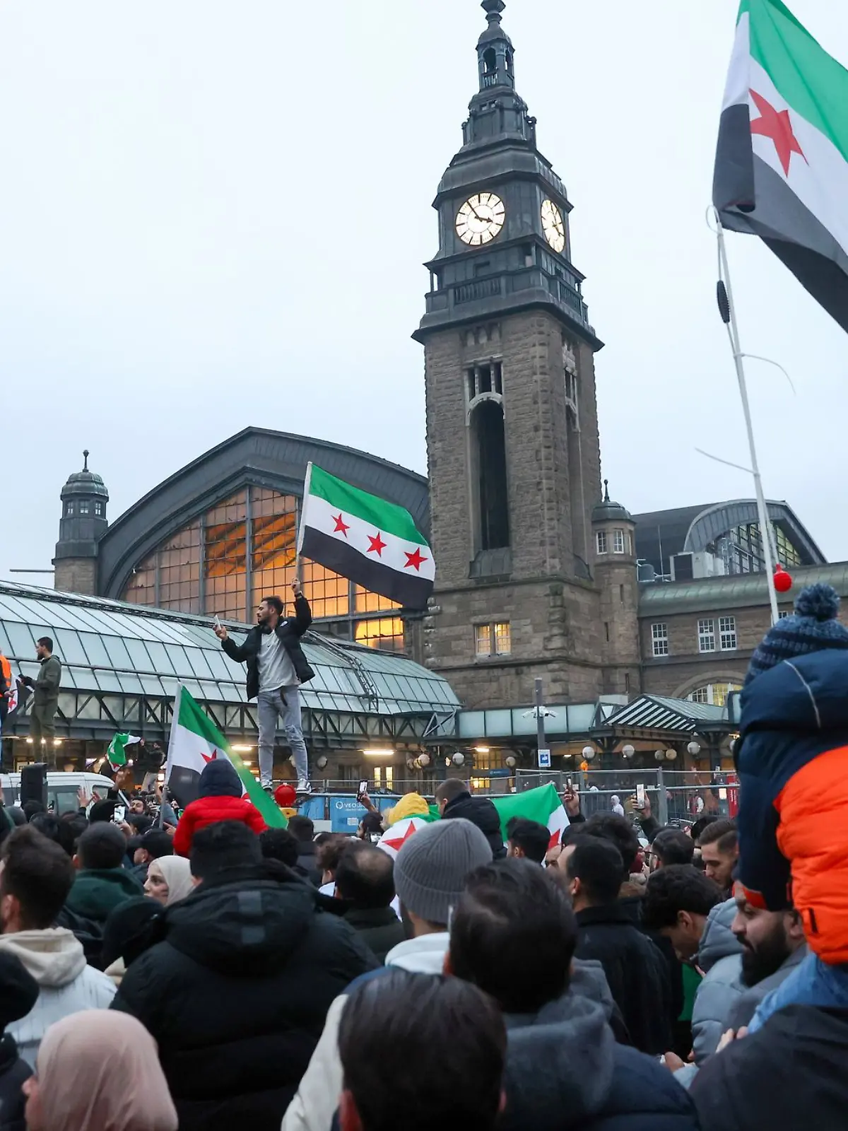 Bild zu: "Tausende Menschen feiern den Sturz des syrischen Machthabers"