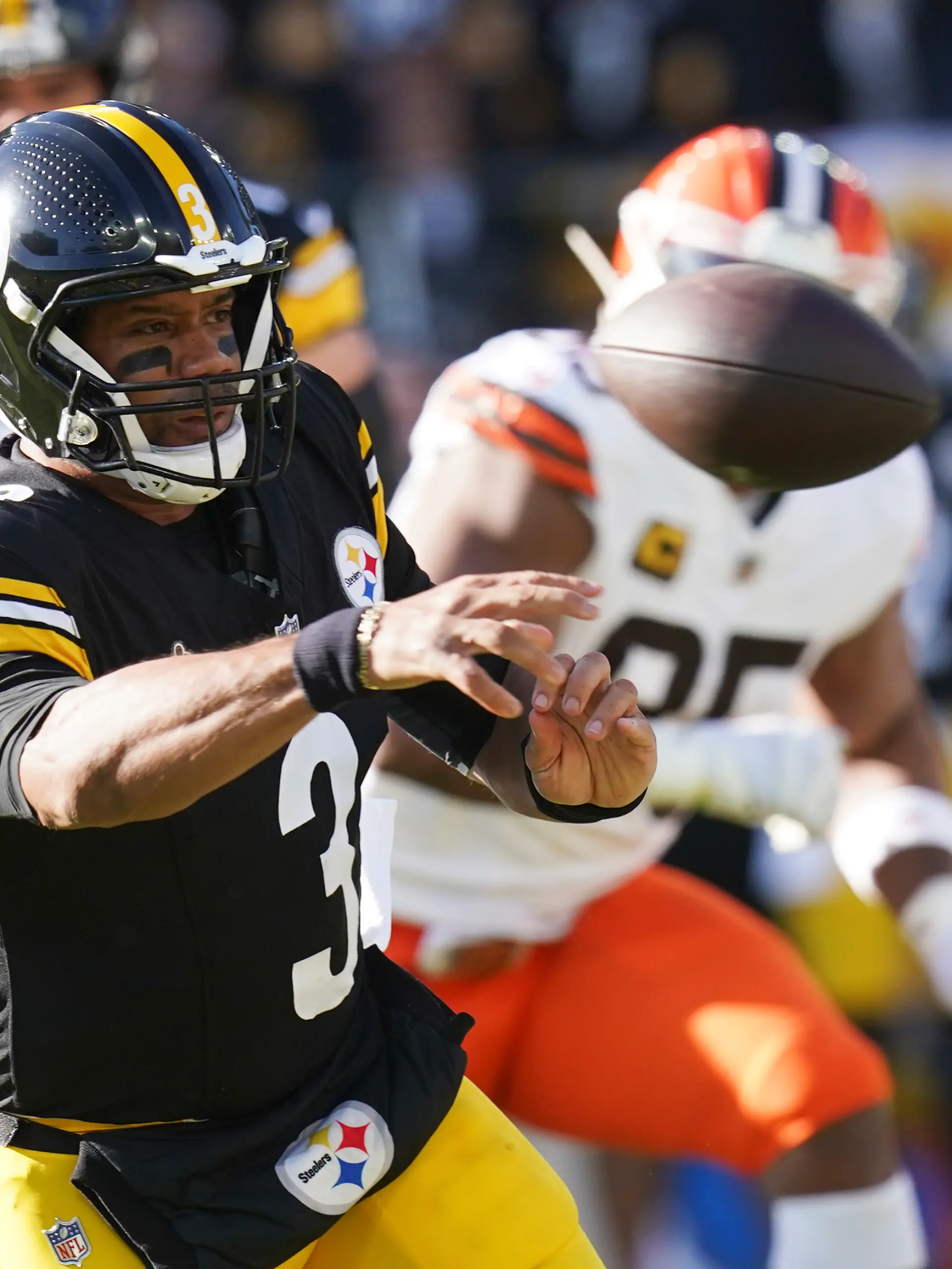 Pittsburgh-Steelers-Quarterback Russell Wilson (3) wirft im NFL-Footballspiel gegen die Cleveland Browns in Pittsburgh einen Pass.