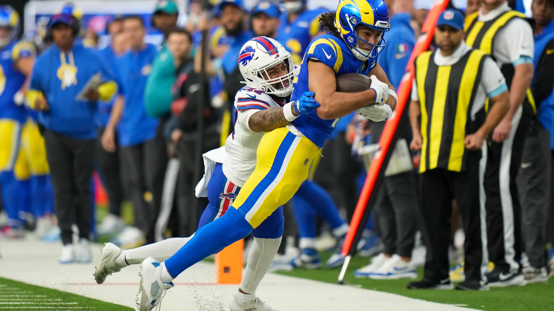 Puka Nacua, Wide Receiver der Los Angeles Rams, bleibt mit den Füßen im Feld während er einen Pass fängt. 