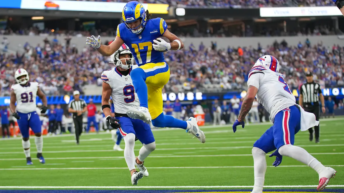 Puka Nacua, Wide Receiver der Los Angeles Rams, erzielt einen Touchdown vor Buffalo Bills Safety Taylor Rapp (9) und Cornerback Taron Johnson, rechts.