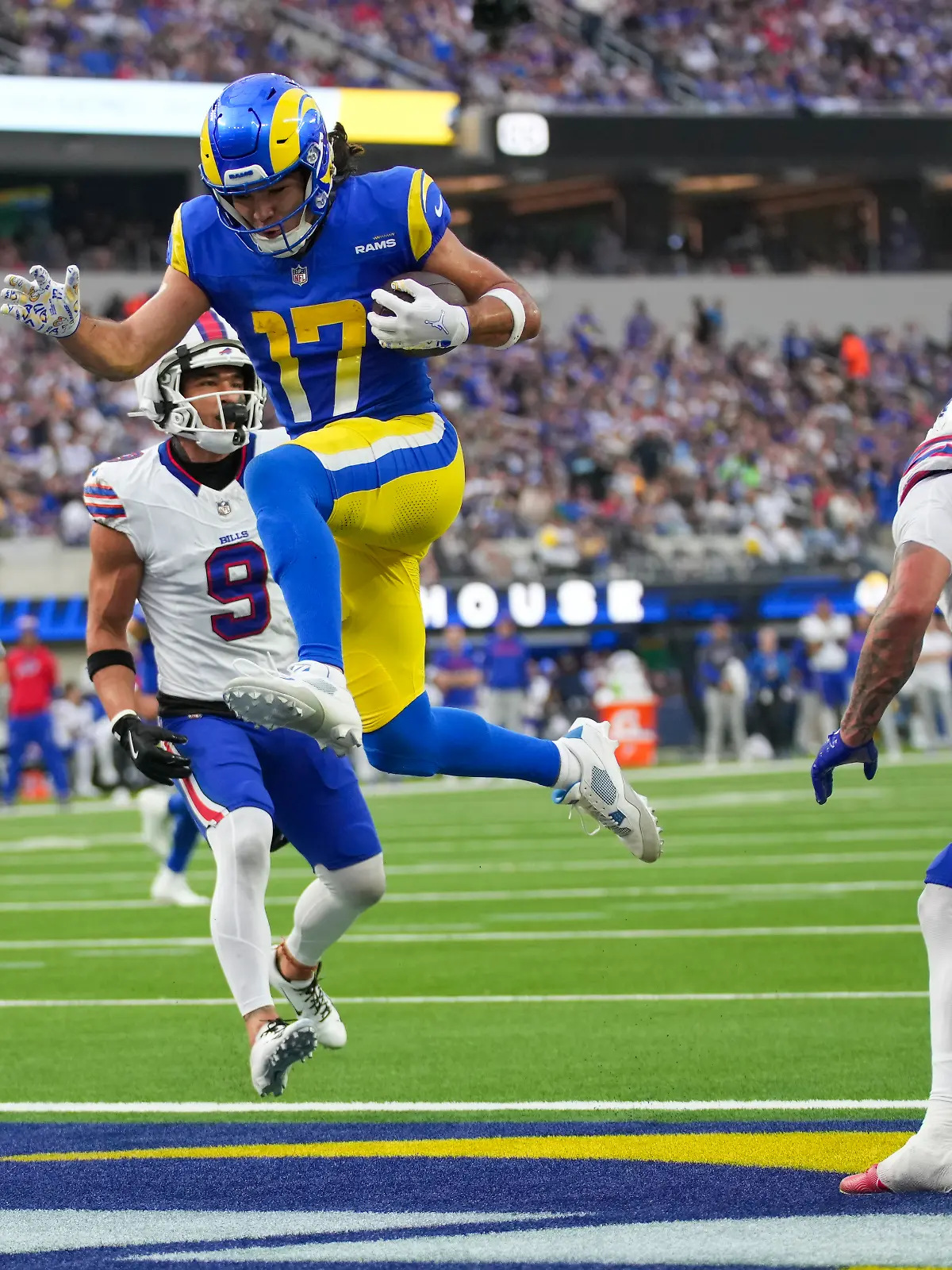 Puka Nacua, Wide Receiver der Los Angeles Rams, erzielt einen Touchdown vor Buffalo Bills Safety Taylor Rapp (9) und Cornerback Taron Johnson, rechts.
