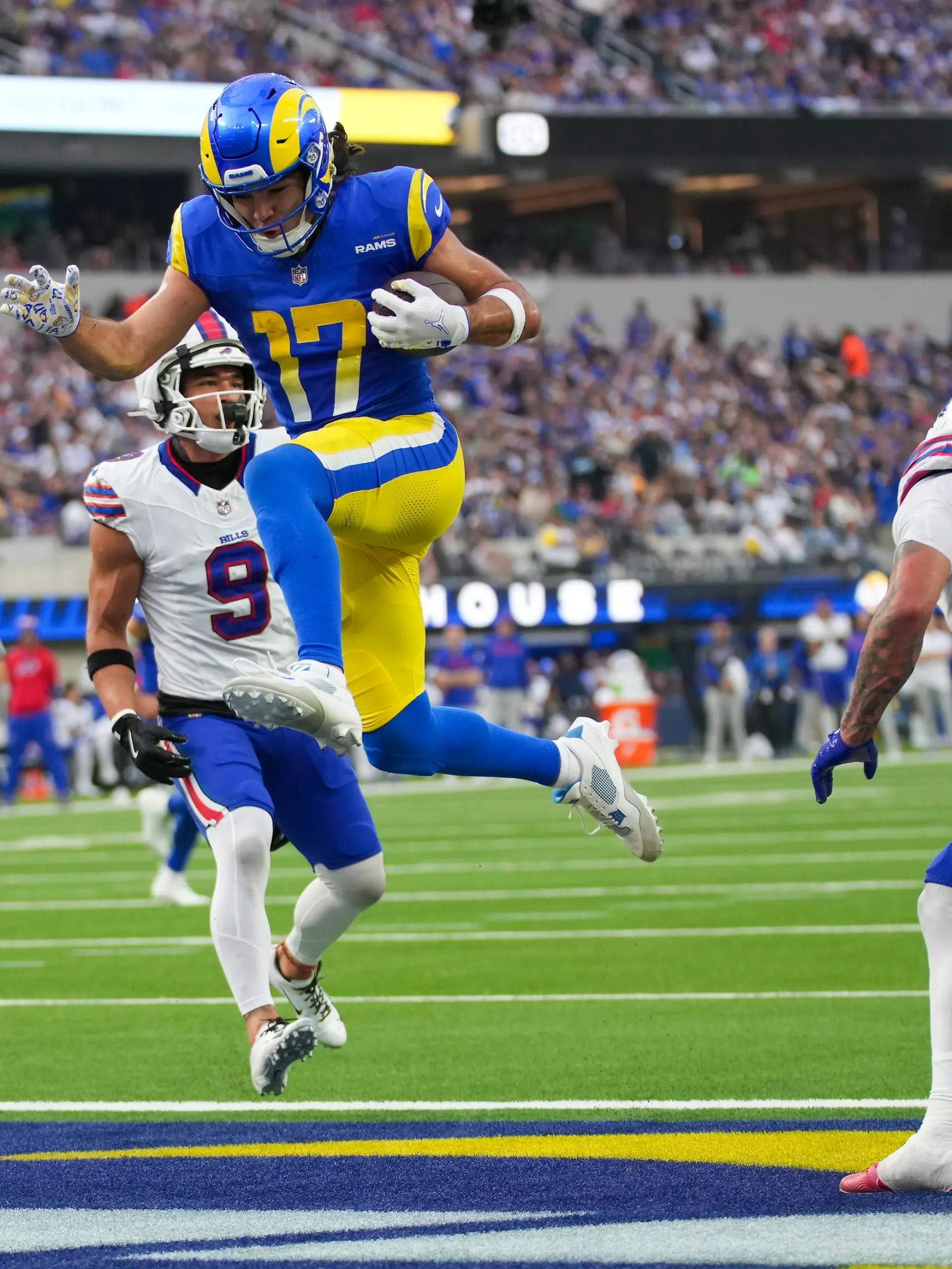 Puka Nacua, Wide Receiver der Los Angeles Rams, erzielt einen Touchdown vor Buffalo Bills Safety Taylor Rapp (9) und Cornerback Taron Johnson, rechts.