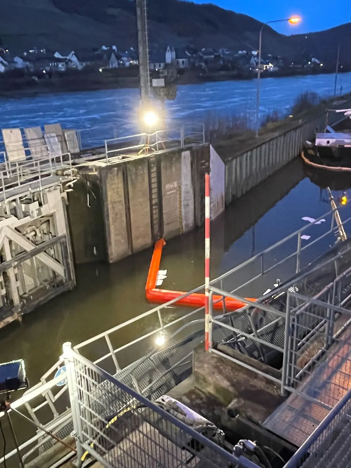Bild zu: "Schiff rammt Schleuse! Mosel monatelang gesperrt"